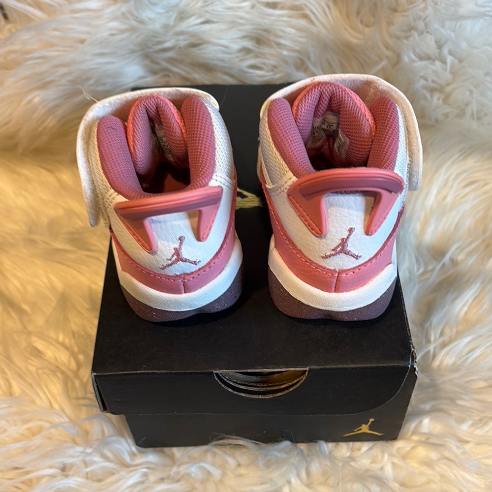 Jordan Pink and White Sneakers with Minimalist Design - Picture 3 of 7